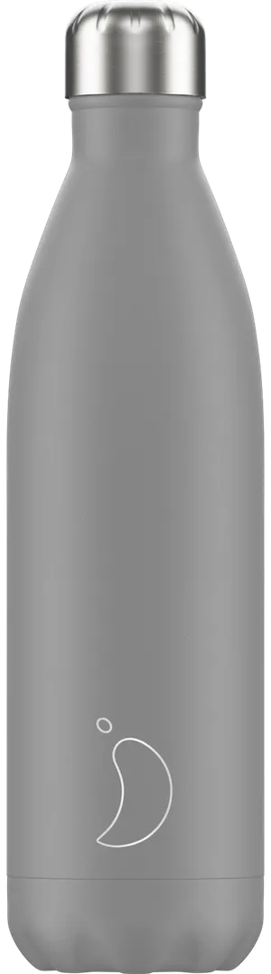 Eine graue Chillys Trinkflasche (750ml) mit silbernem Deckel und weißem Logo im unteren Bereich, pulverbeschichtet.