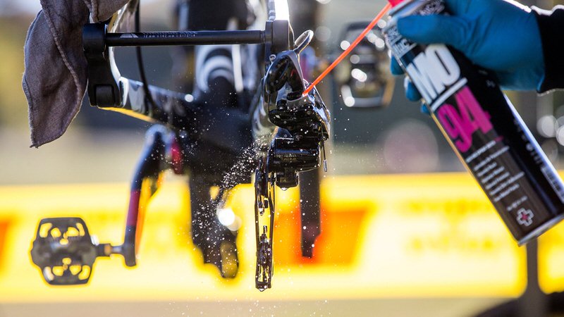 Fahrradpflege mit Muc-Off Ein Fahrrad wird mit Muc-Off MO-94 Spray behandelt. Nahaufnahme der Fahrradkette und des Sprays, Fokus auf Schmierung und Schutz.