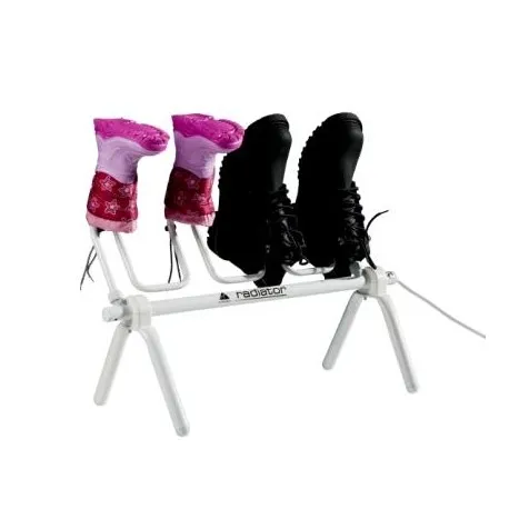 Alpenheat Radiator mit zwei Kinderstiefeln und zwei schwarzen Schuhen zum Trocknen.