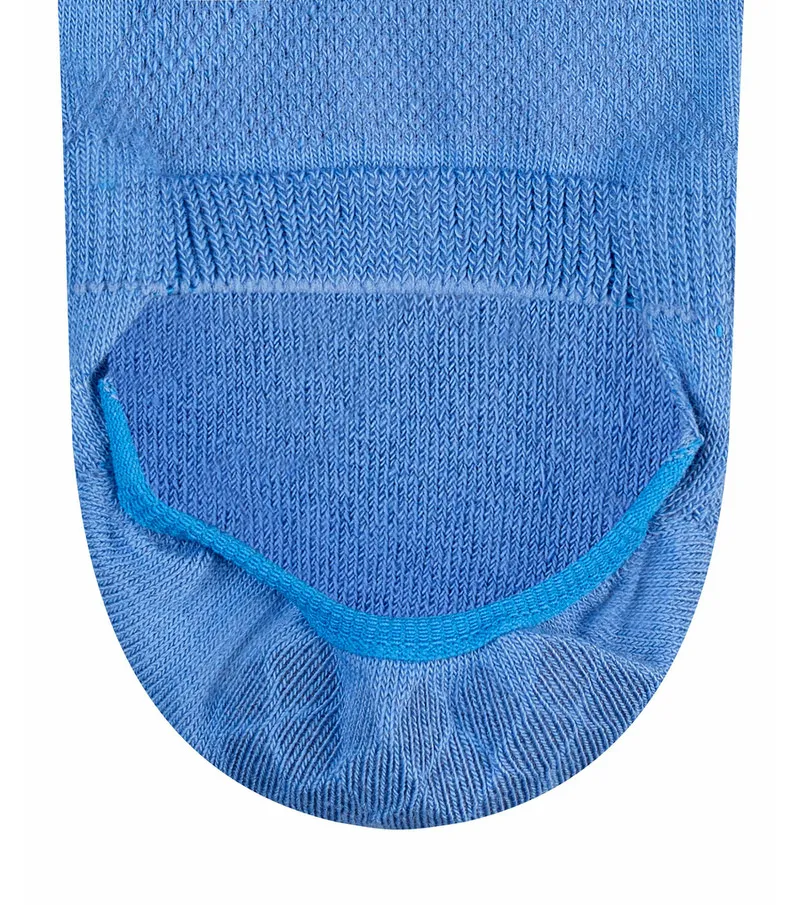 Detailaufnahme eines hellblauen Damen Füßlings im Rib-Muster mit verstärkter Spitze.