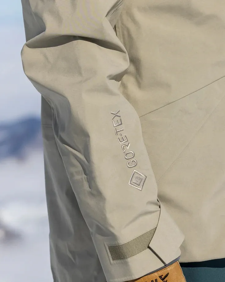 Nahaufnahme des Ärmels der Z-2 EPE Jacket in Seneca Rock Farbe mit GORE-TEX Logo.