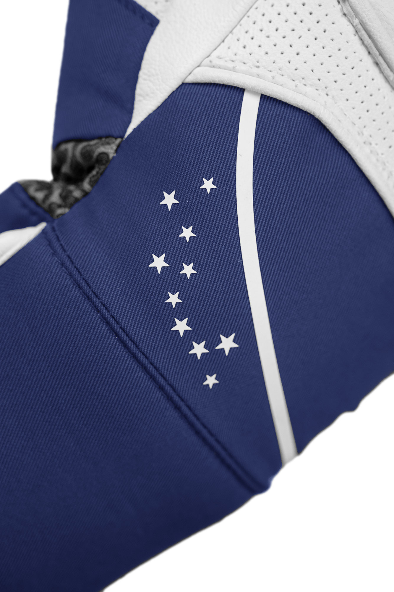 Blaues Kleid mit Sternen Nahaufnahme eines Kleidungsstücks in Blau mit weißen Sternen und einem Streifen. Der obere Teil ist weiß und perforiert.