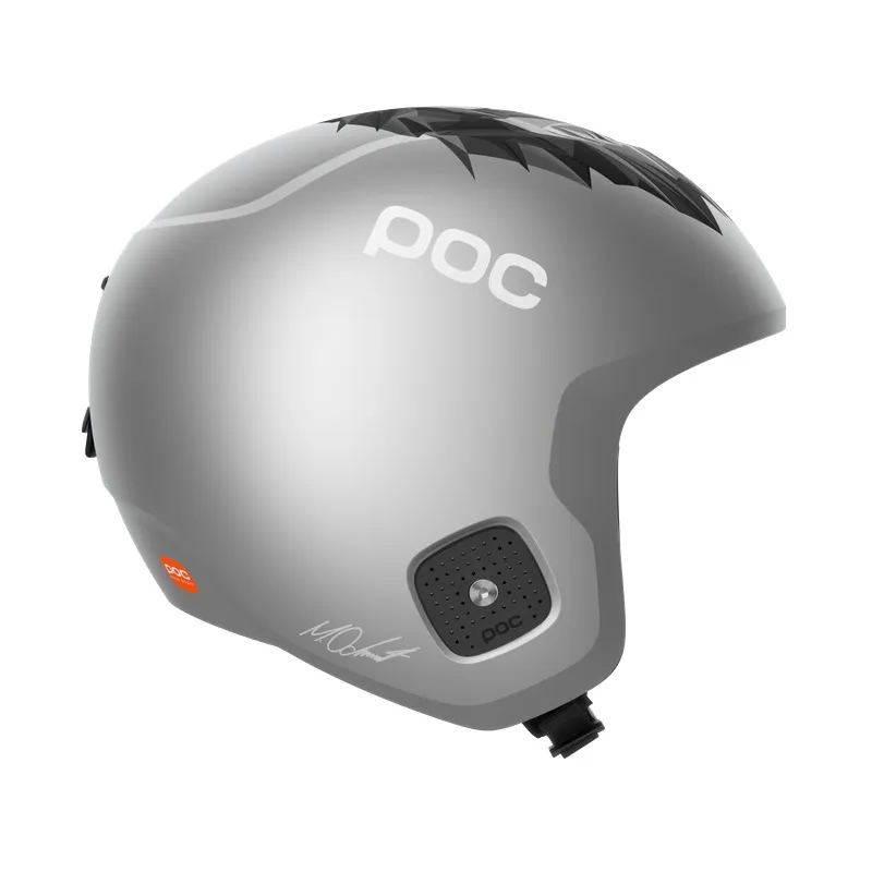 Silberner POC Skull Dura Junior Skihelm, seitliche Ansicht, mit Lwendesign oben und Marco Odermatt Signatur.
