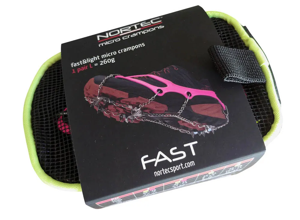Verpackung der Schuhkralle mit Produktinformationen, Darstellung einer Kralle am Schuh und zugehörigem Aufbewahrungsbeutel.