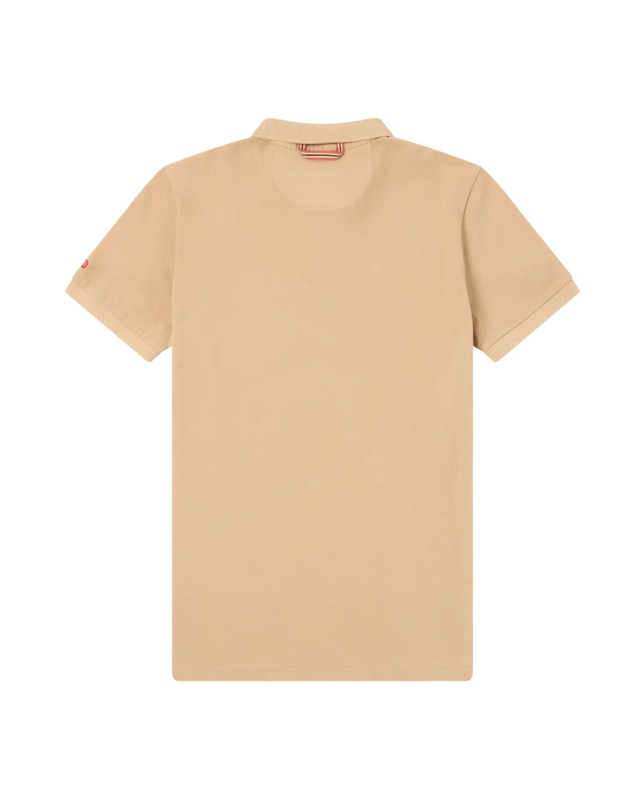 Beige Polohemd Rückansicht mit Kragen, kurzen Ärmeln und kleinem roten Logo am Ärmel. Der Hintergrund ist neutral.