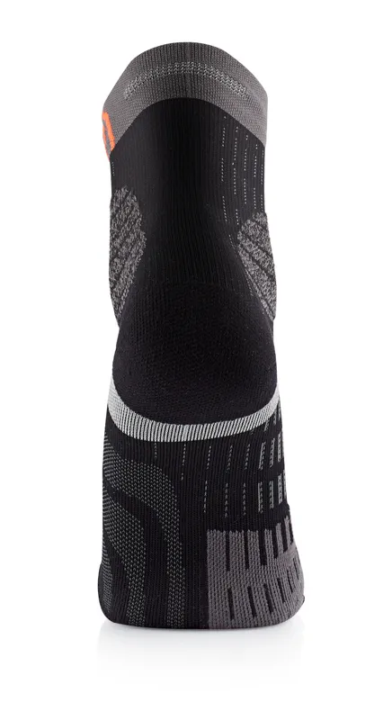 Eine graue und schwarze Socke, von hinten gesehen, mit verschiedenen Strickmustern.