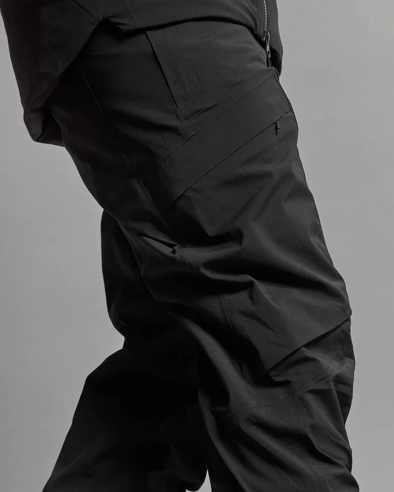 Detailaufnahme einer schwarzen, isolierten GORE-TEX Stretch Hose mit Tasche am Bein und Kniefalte.