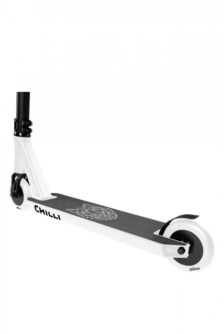 Weisser Chilli Pro Scooter Archie Cole mit schwarzer Lenkstange und Deckgrafik eines Wolfskopfes.