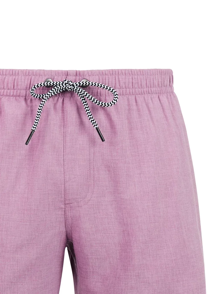 Nahaufnahme: Plum Mauve Badeshorts mit elastischem Bund und Kordelzug.