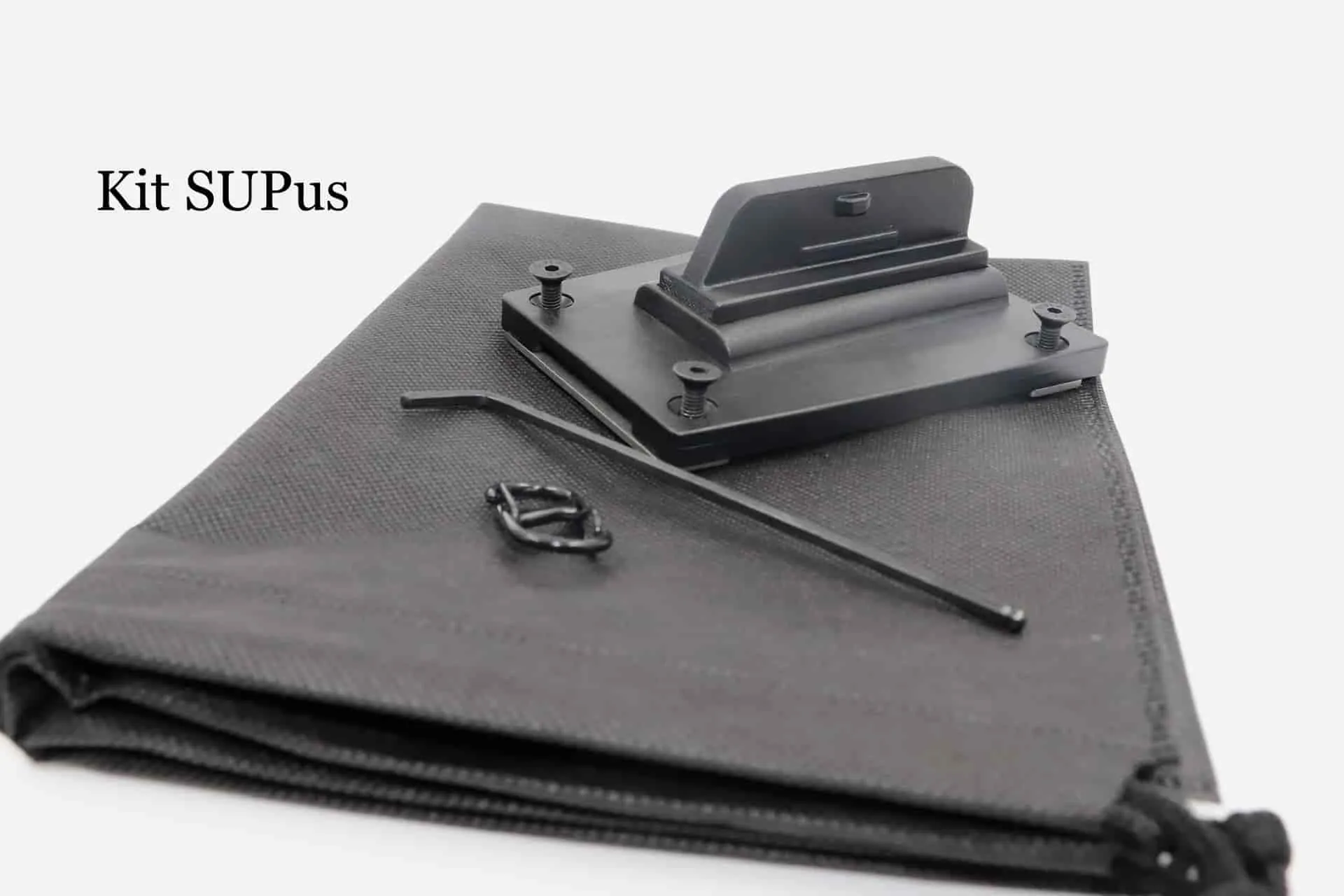 SUPmover SUPdual Kit: Grundplatte, Finnenaufsätze, Stoffbeutel, Imbusschlüssel und Klettriemen auf dunklem Stoffbeutel.
