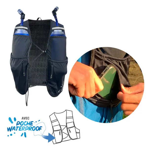 Schwarze Trinkweste Hydrabag Elite 8L mit Flaschen und Hand die ein Smartphone in wasserdichte Tasche steckt.