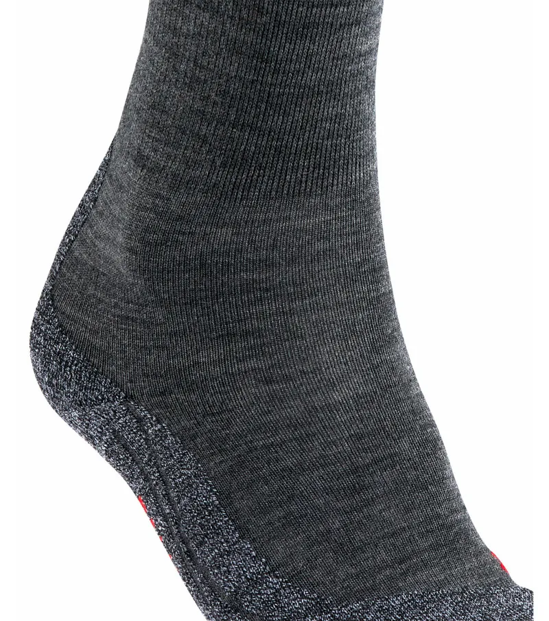 Detailaufnahme einer grauen Trekking Socke am Fuß, mit feinen Rippen und verstärkten Bereichen.