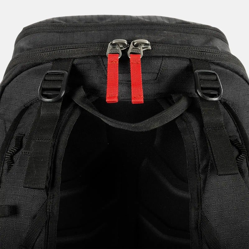 Nahaufnahme: Schwarzer Jones Deeper 19L Backpack, Fokus auf Reißverschlüsse mit roten Zippern und Trägern.