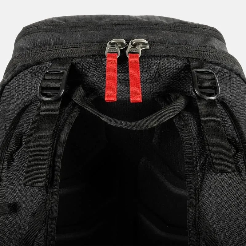 Nahaufnahme: Schwarzer Jones Deeper 19L Backpack, Fokus auf Reißverschlüsse mit roten Zippern und Trägern.