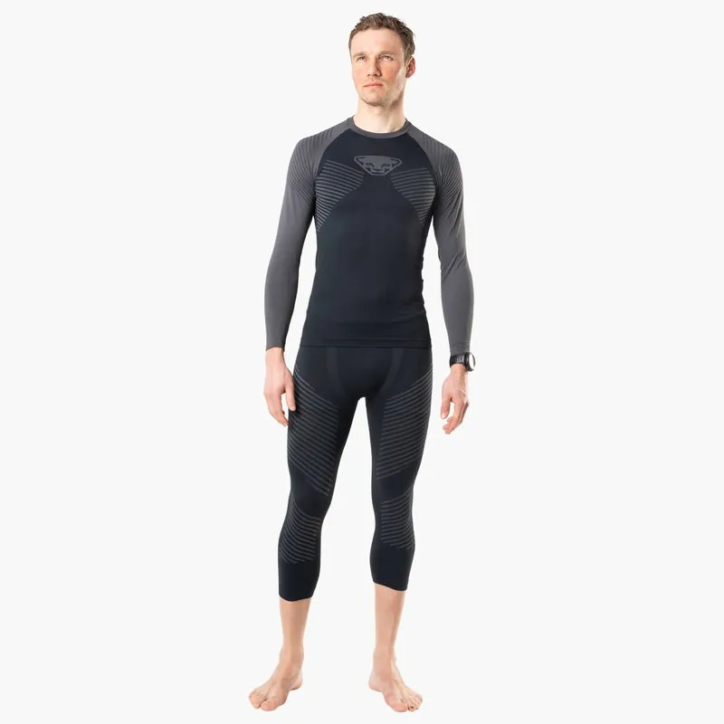 Mann trägt Dynafit Speed Dryarn Tights und Longsleeve in Grau/Schwarz.