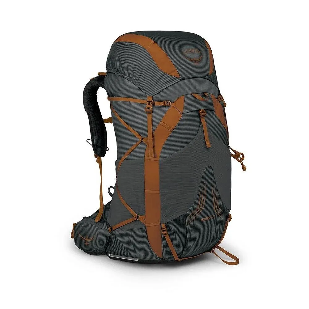 Dunkelgrauer Trekkingrucksack mit feinen horizontalen Streifen und braun-orangen Akzenten an Deckel, Trägern und Gurten. Mehrere Befestigungsschlaufen, Kompressionsriemen und gepolsterte Rückenpartie. Exos 58 unten rechts.