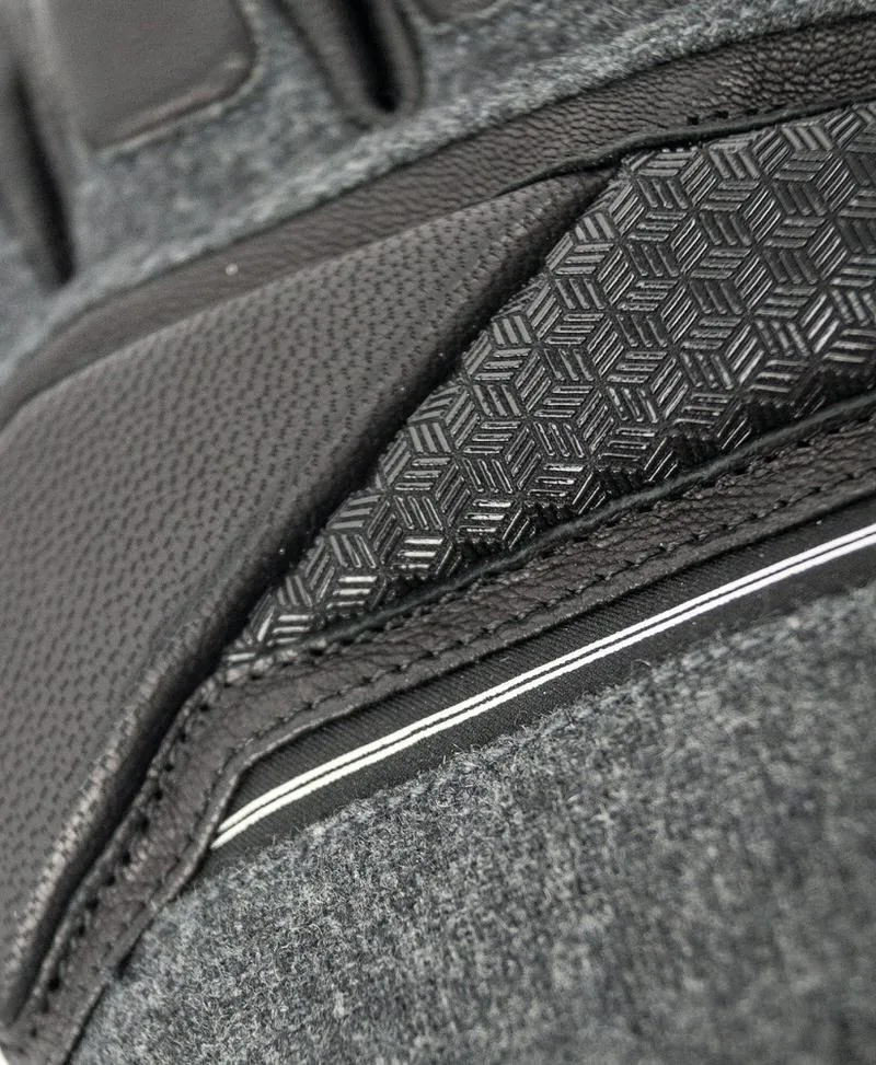 Detailaufnahme des Reusch Alexis Pinturault GTX Handschuhs. Lederstruktur mit Gore Grip-Technologie.