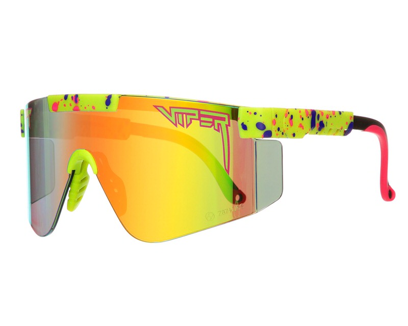 Gelbe Pit Viper Sonnenbrille mit orangefarbenen Gläsern und bunten Farbspritzern auf dem Rahmen.