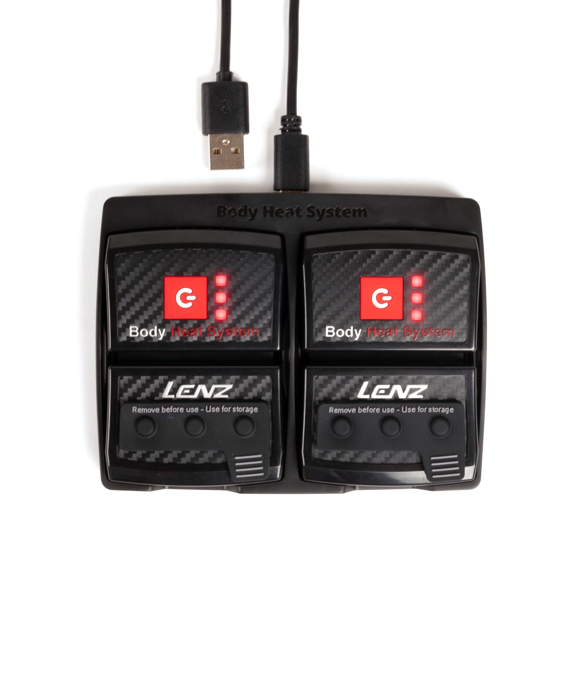 Schwarzes Ladegerät für ein Heizsystem mit vier Fächern und zwei USB-Kabeln, vor einem weißen Hintergrund.