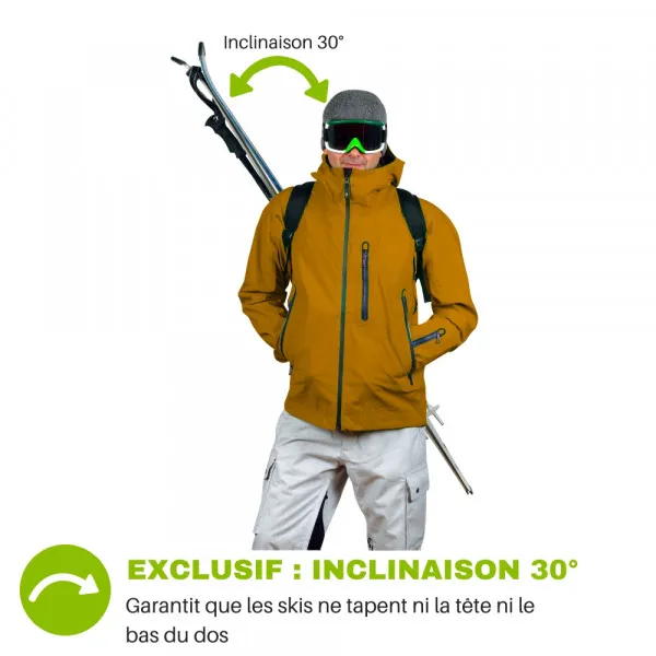 Mann mit Skiern und Skibrille mit Skiback Cordura Light auf dem Rücken. 30 Grad Winkel der Ski dargestellt.