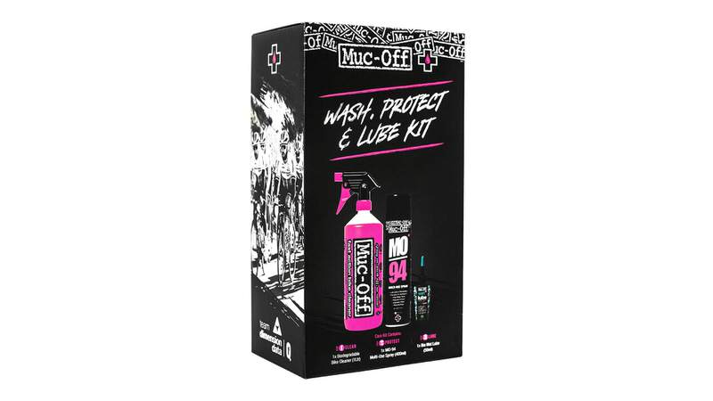Muc-Off Pflegekit Verpackung des Muc-Off Wash, Protect and Wet Lube Kit mit Fahrradreiniger, MO-94 Spray und Bio Wet Lube Kettenöl in Pink und Schwarz.