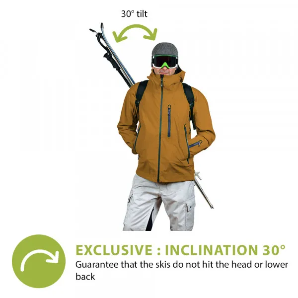 Mann mit Skibrille und Skiern auf dem Rücken, dank Cordura Light Skiback im 30 Grad Winkel.