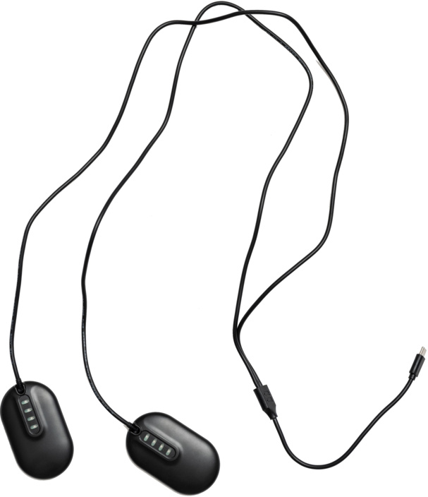 Zwei schwarze, beheizbare Sohlen mit Kabel und USB Stecker auf weißem Grund.