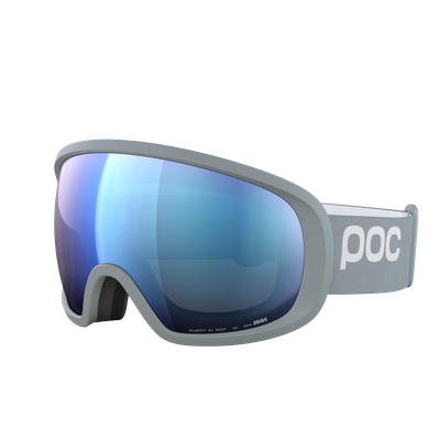 Graue Skibrille mit POC-Logo Graue Skibrille mit bläulicher, verspiegelter Linse und weißem POC-Logo am Band.
