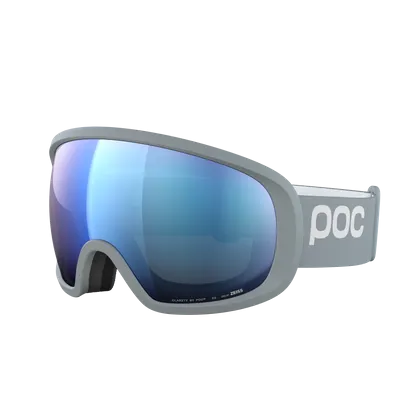 Graue Skibrille mit bläulicher, verspiegelter Linse und weißem POC-Logo am Band.