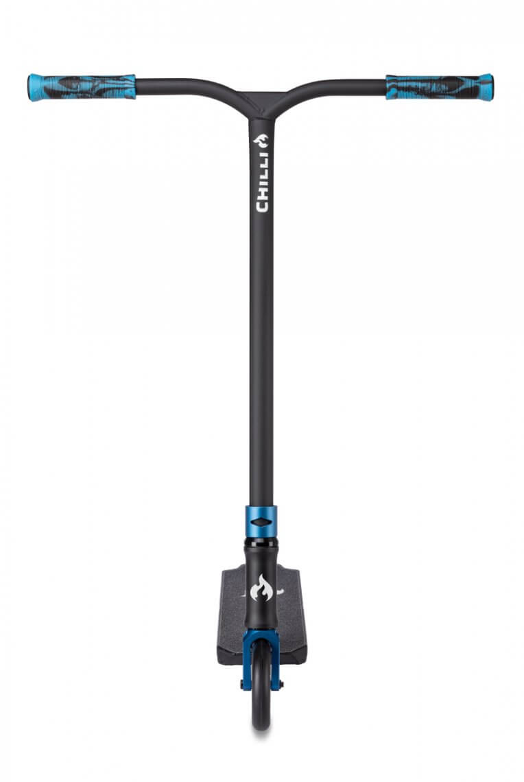 Frontansicht des Chilli Pro Scooter Reaper Reloaded in Schwarz und Blau, Lenker mit Griffen, Deck und Rad.