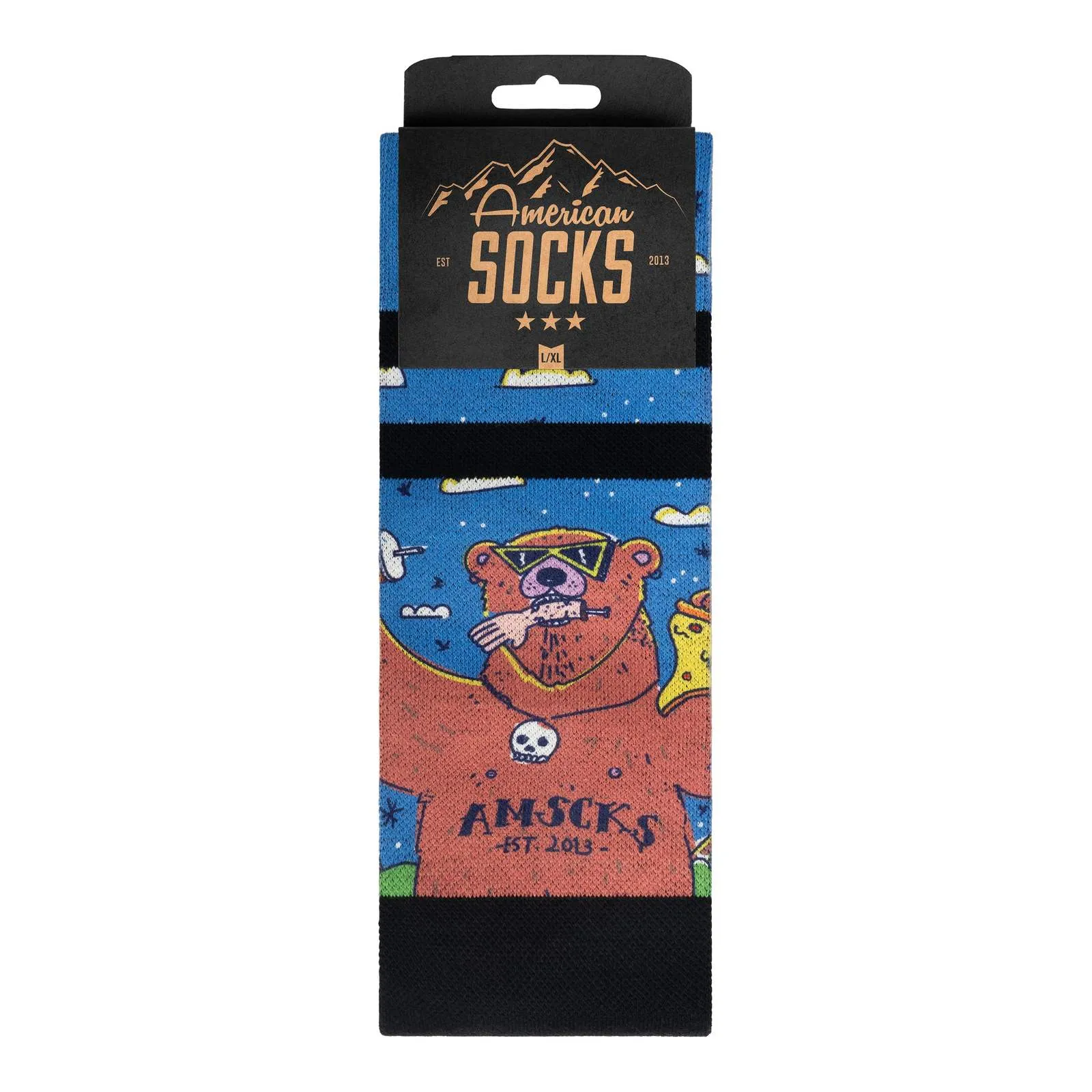 Verpackte, kniehohe Snow Socks mit Bär-Motiv, der Pizza isst, Wolken, Sterne und dem Schriftzug "American Socks".