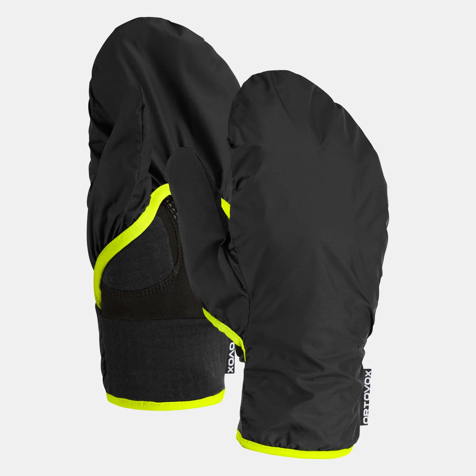 Zwei schwarze Ortovox Fleece Grid Cover Gloves mit gelben Akzenten und Cover Hoody sind vor einem hellgrauen Hintergrund zu sehen.
