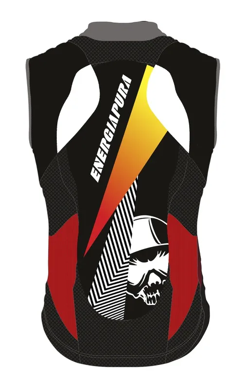Rückenansicht des Gilet Protector Marcel Hirscher, schwarz mit Totenkopf, "Energiapura" Schriftzug, rot-gelbem Dreieck.