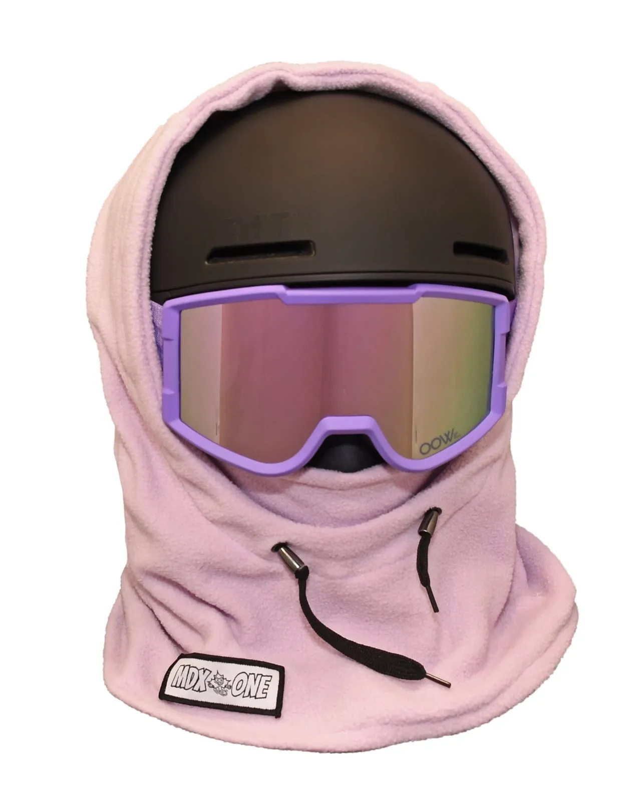 Helllila Kinder-Sturmhaube aus weichem Polar Fleece, über schwarzem Skihelm. Helmkompatibel, bedeckt Kopf und Hals. Violette Skibrille mit Spiegelgläsern auf der Haube. Kordelzug mit schwarzen Schnüren vorn unten sichtbar.