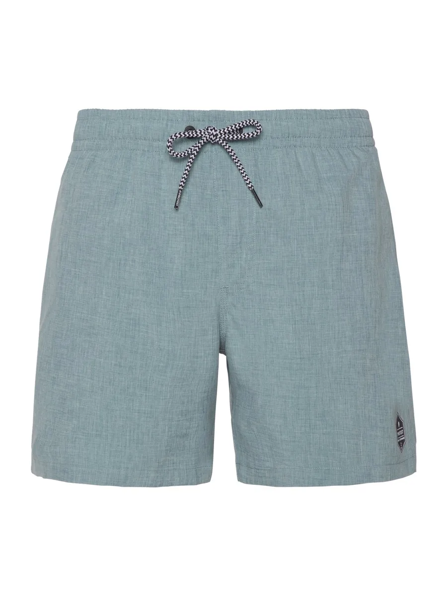 Helle, türkis-blaue kurze Hose mit dunkler Kordel und kleinem, dunklem Logo-Aufnäher auf dem rechten Bein.