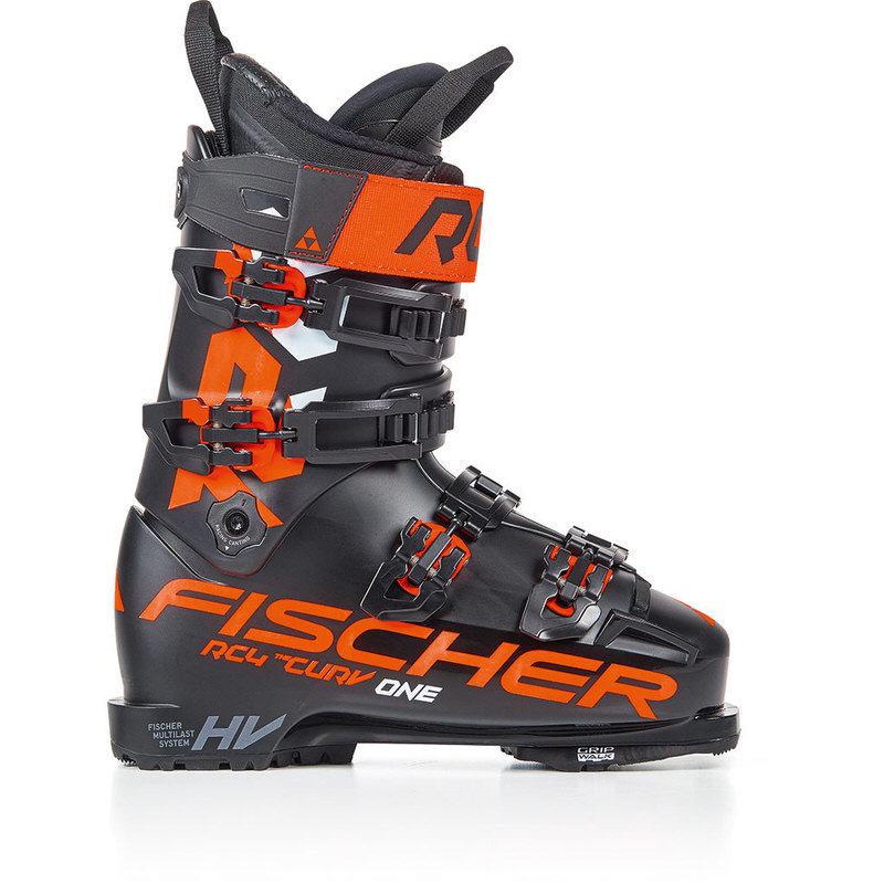Schwarzer Fischer RC4 The Curv 120 Skischuh, seitliche Ansicht, mit orangefarbenen Akzenten und Schnallen.