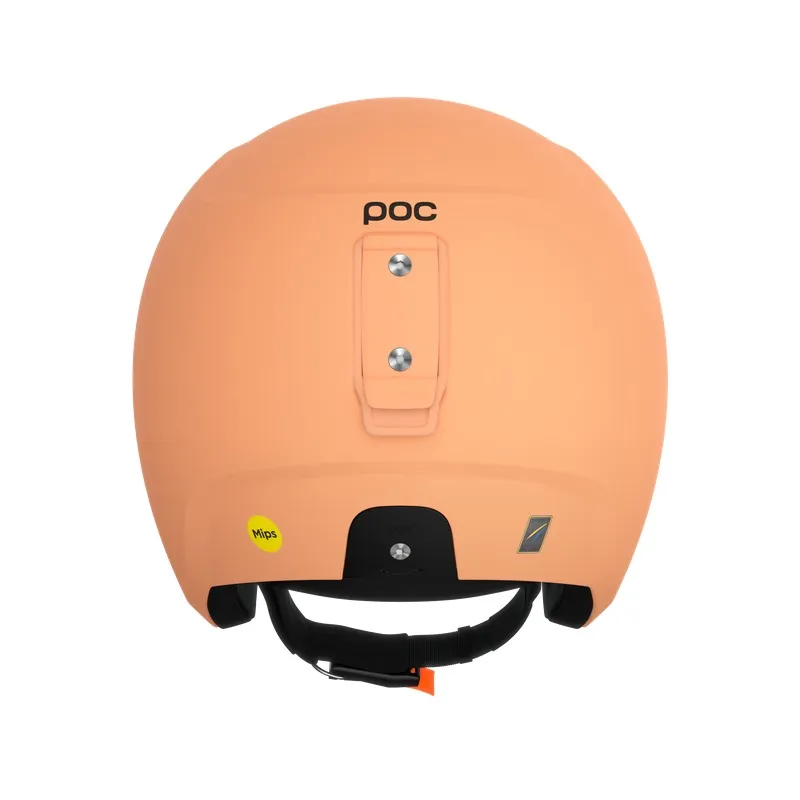 Ein pfirsichfarbener Skihelm von hinten, mit POC-Logo, Befestigungselement und schwarzem Kinnriemen.