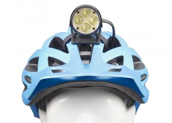Hellblauer Helm mit montierter Wilma R 14 Lampe. Die Lampe hat vier LEDs und ist mittig auf dem Helm befestigt.