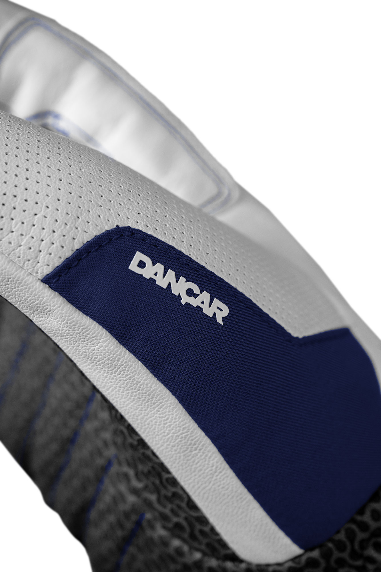 Weiße Lederhandschuhe DANCAR Detailansicht eines weißen Lederhandschuhs mit blauem Stoffeinsatz und dem Schriftzug "DANCAR".