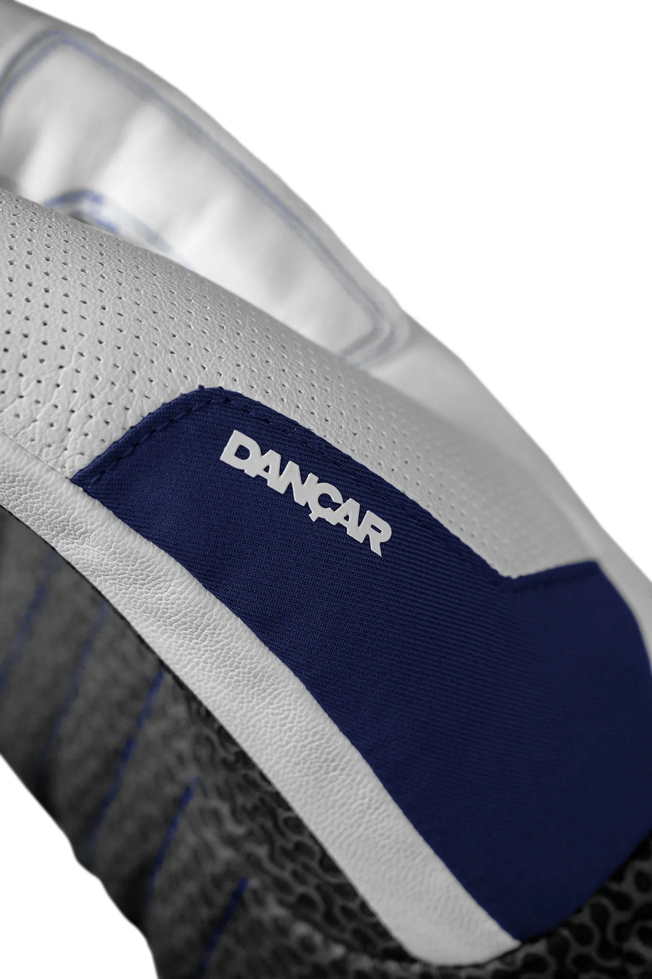 Detailansicht eines weißen Lederhandschuhs mit blauem Stoffeinsatz und dem Schriftzug "DANCAR".