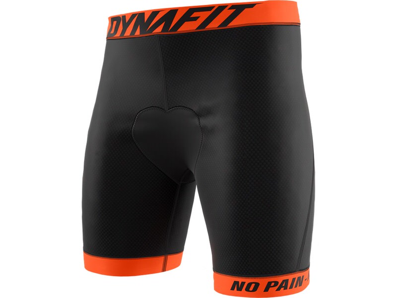 Schwarze Dynafit Ride Padded Under Short mit orangefarbenem Bund und Beinabschluss, Polsterung im Schritt. "No Pain" Schriftzug.