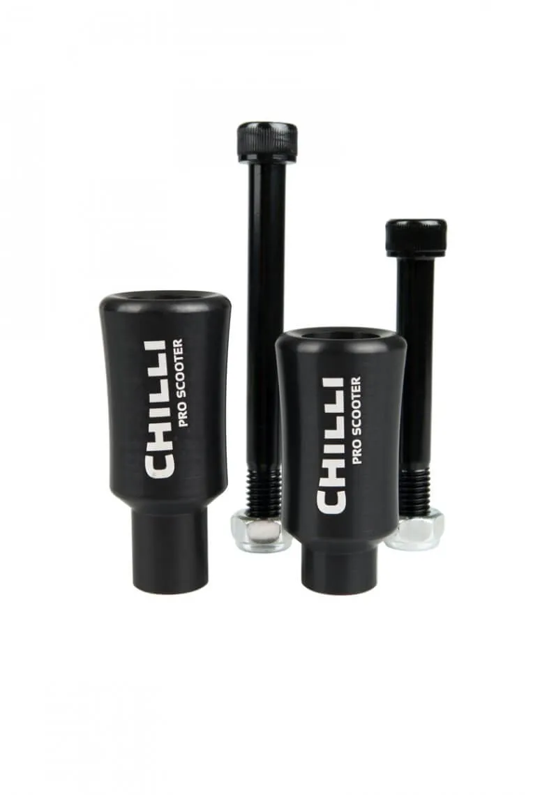 Zwei schwarze Chilli Pro Scooter Pegs mit Achsen und Muttern, seitliche Ansicht. Aufdruck "Chilli Pro Scooter".