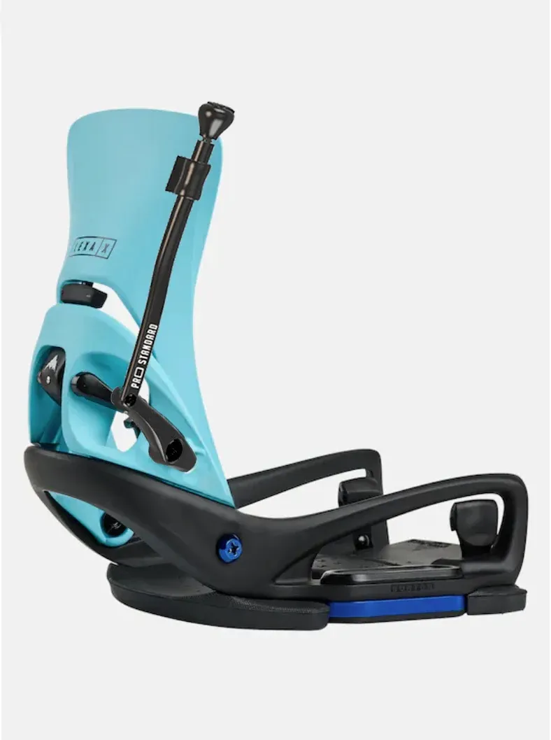 Türkisblaue Snowboardbindung schräg vor weißem Hintergrund, von rechts. Türkises Highback mit „LEXA X“, gestützt von schwarzer Verstellstange. Basis und Riemen schwarz, kleiner blauer Akzentbolzen. Robust und einsatzbereit.