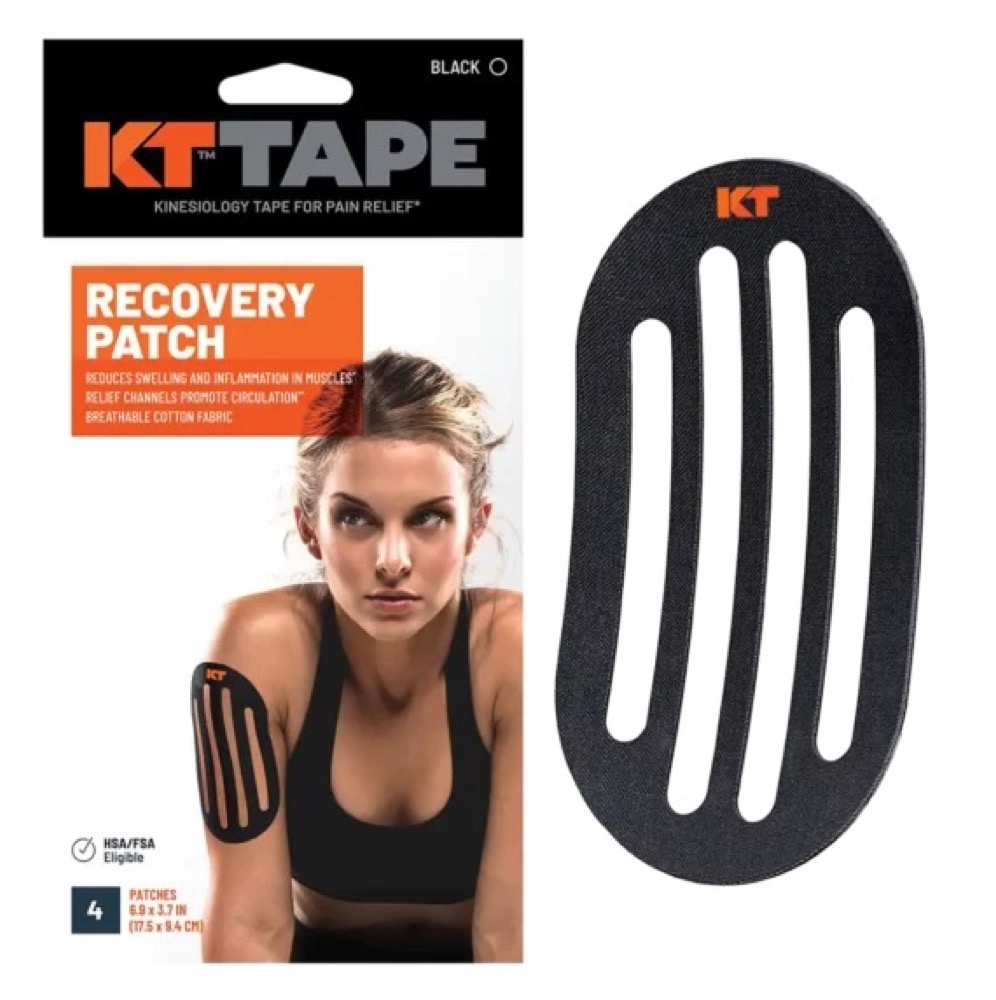 Auf dem Bild ist die Verpackung und ein KT Recovery Patch Pflaster zu sehen. Eine Frau hat ein Pflaster auf dem Oberarm.