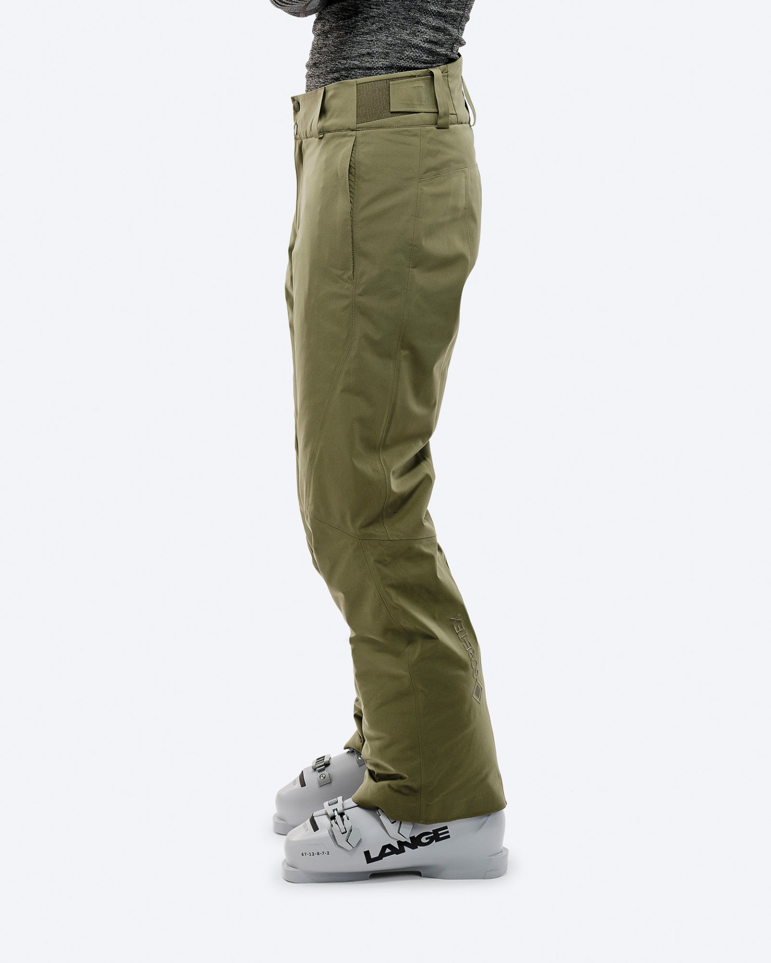Winter Moss Gore-Tex Hose, seitliche Ansicht, getragen mit Skischuhen.