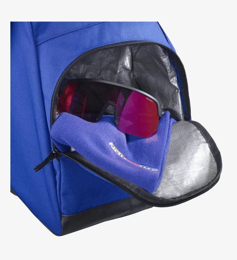 Blaue Skischuhtasche, offenes Fach mit Sonnenbrille auf blauem Tuch.