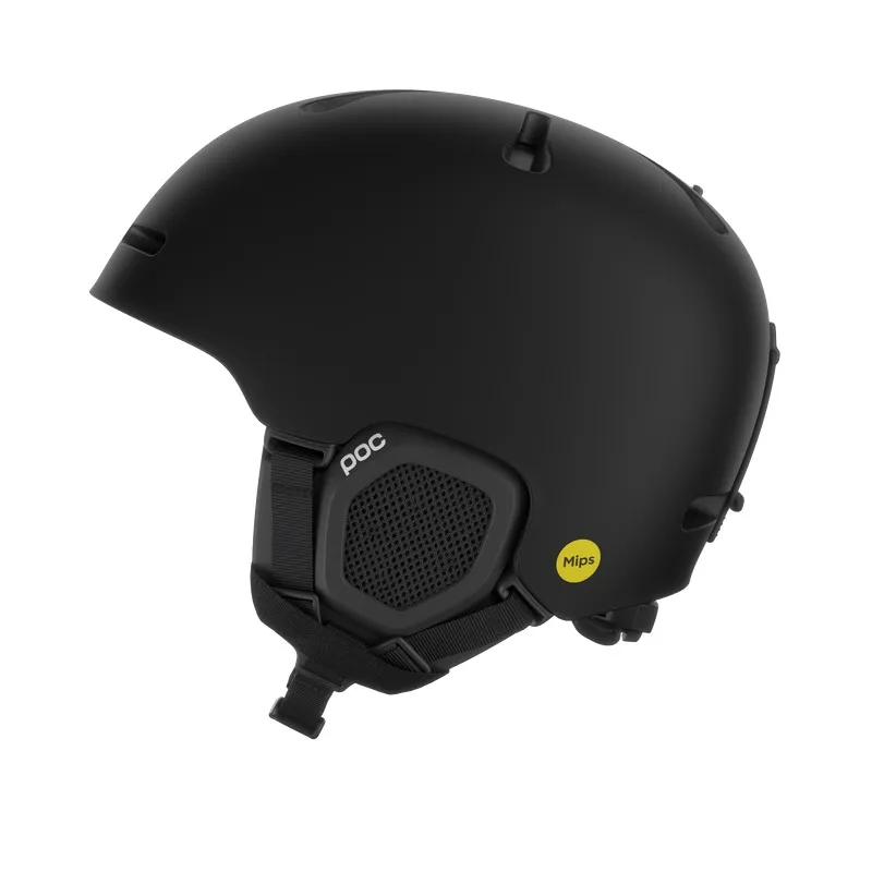 Schwarzer Skihelm, seitliche Ansicht. Der Helm hat Ohrabdeckungen, ein gelbes Mips-Logo und das POC-Logo. Der Hintergrund ist weiß.