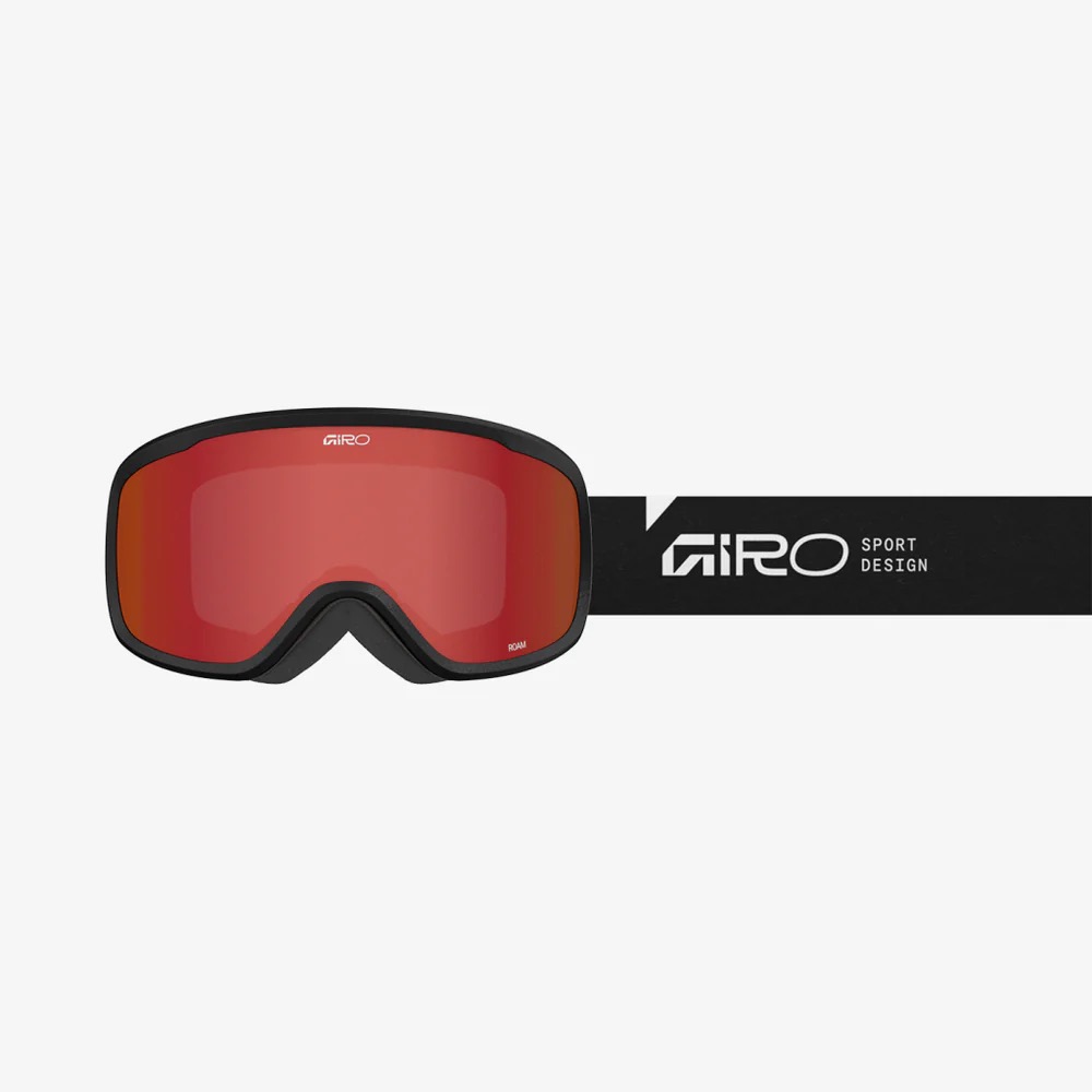 Skibrille mit roter Linse und schwarzem Rahmen, daneben ein schwarzes Band mit dem Aufdruck "Giro Sport Design".