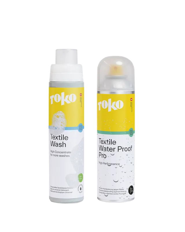 Zwei gelbliche Flaschen von Toko Textilpflegeprodukten, links Waschmittel, rechts Imprägnierspray, beide vor weißem Hintergrund.