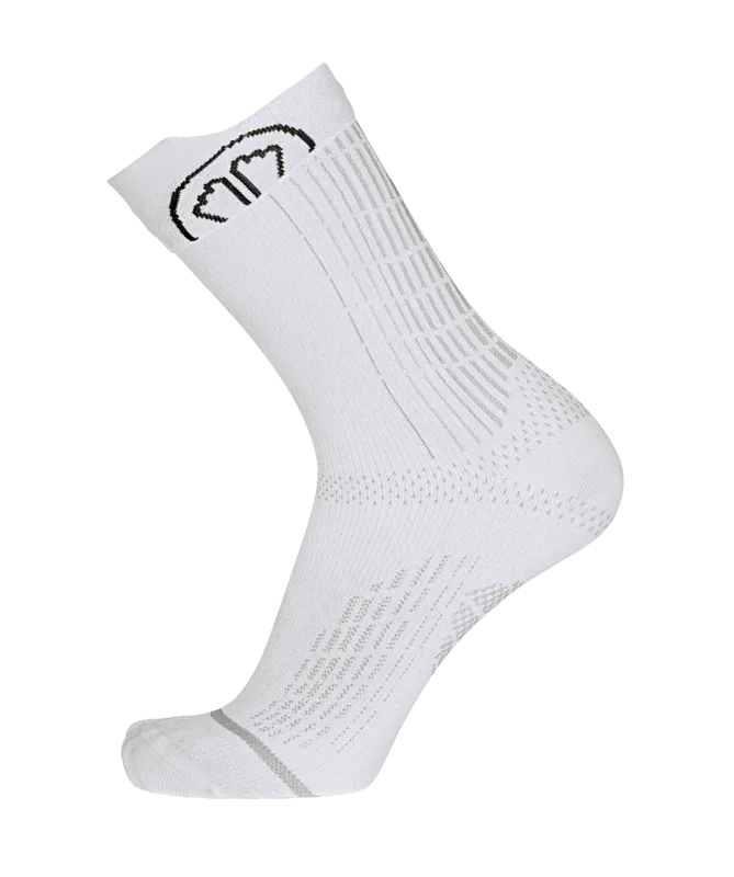 Eine weiße Socke mit einem schwarzen Logo und grauen Streifen.